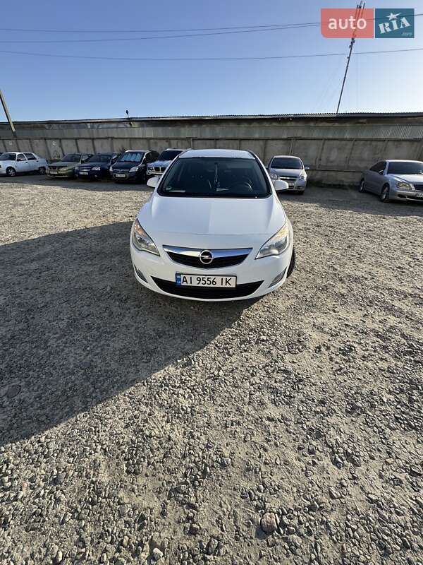 Универсал Opel Astra 2011 в Вышгороде