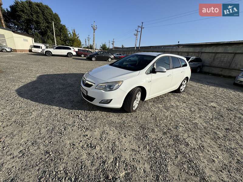 Универсал Opel Astra 2011 в Вышгороде