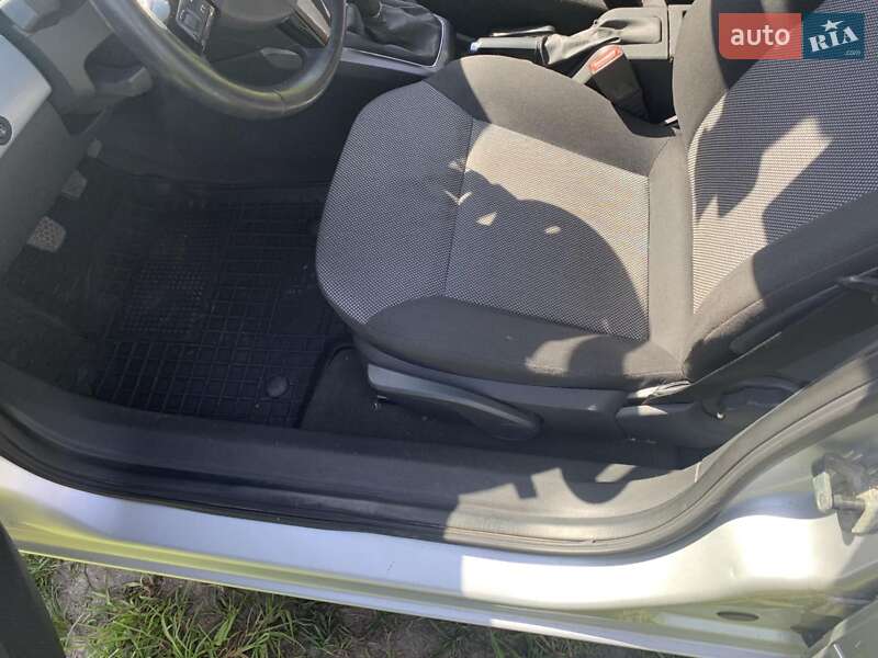 Хэтчбек Opel Astra 2004 в Березане