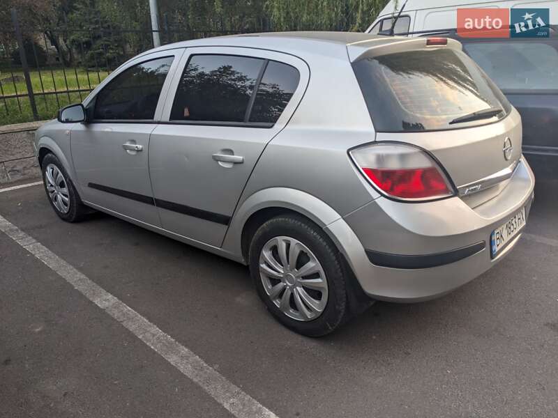 Хэтчбек Opel Astra 2004 в Ровно фото 2 Хэтчбек Opel Astra 2004 в Ровно
