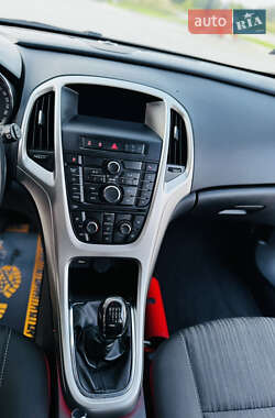 Универсал Opel Astra 2012 в 