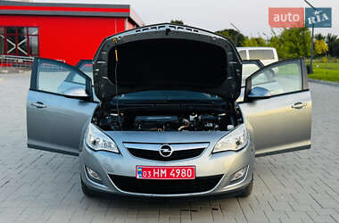 Универсал Opel Astra 2012 в 