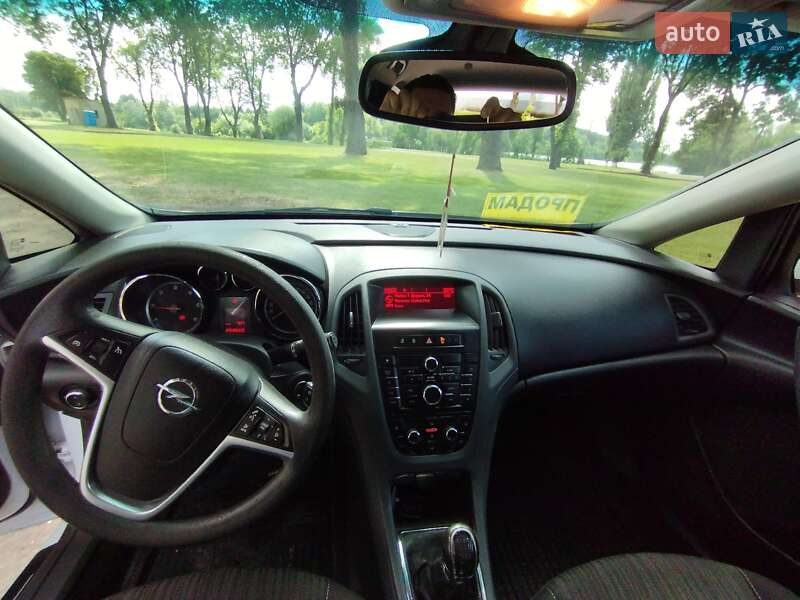 Универсал Opel Astra 2012 в Теофиполе