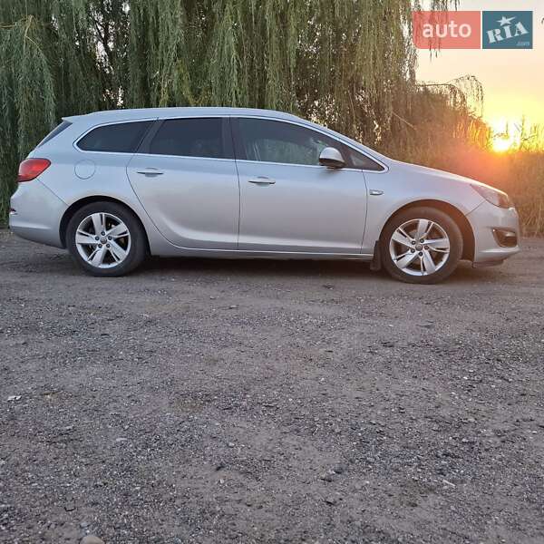 Универсал Opel Astra 2013 в Львове