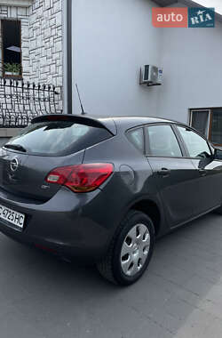 Хэтчбек Opel Astra 2012 в 