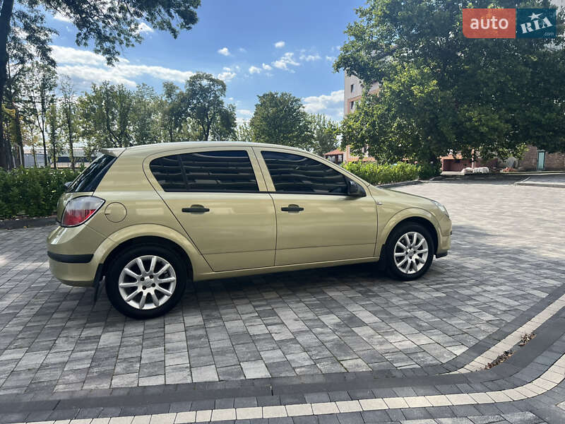 Хэтчбек Opel Astra 2005 в Мукачево