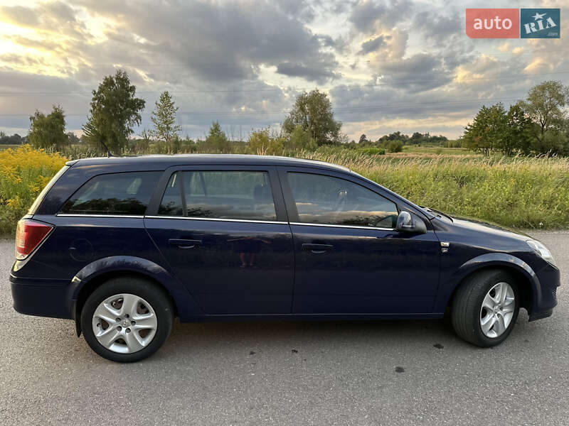 Универсал Opel Astra 2010 в Дрогобыче