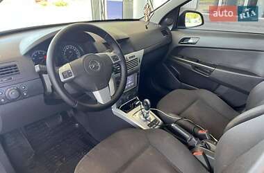 Седан Opel Astra 2013 в 