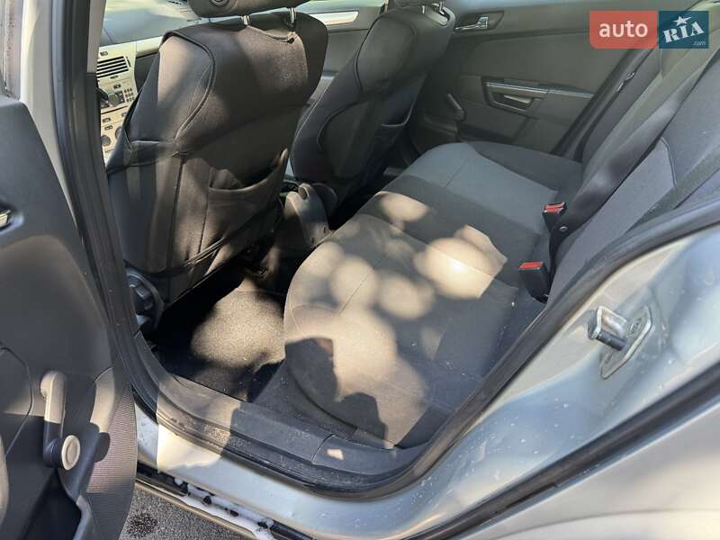 Хэтчбек Opel Astra 2007 в Житомире