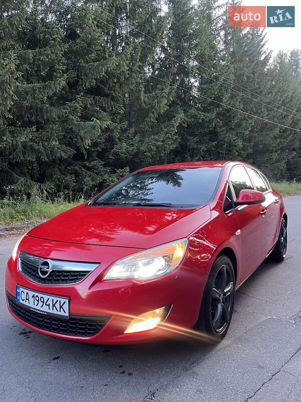 Хэтчбек Opel Astra 2010 в 