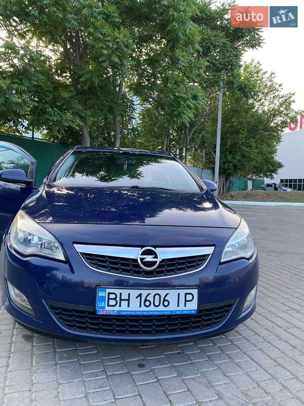Универсал Opel Astra 2012 в 