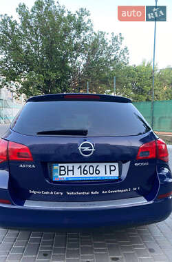 Универсал Opel Astra 2012 в 