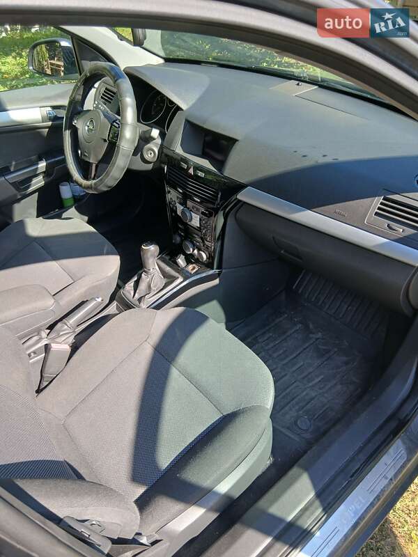 Универсал Opel Astra 2010 в Обухове