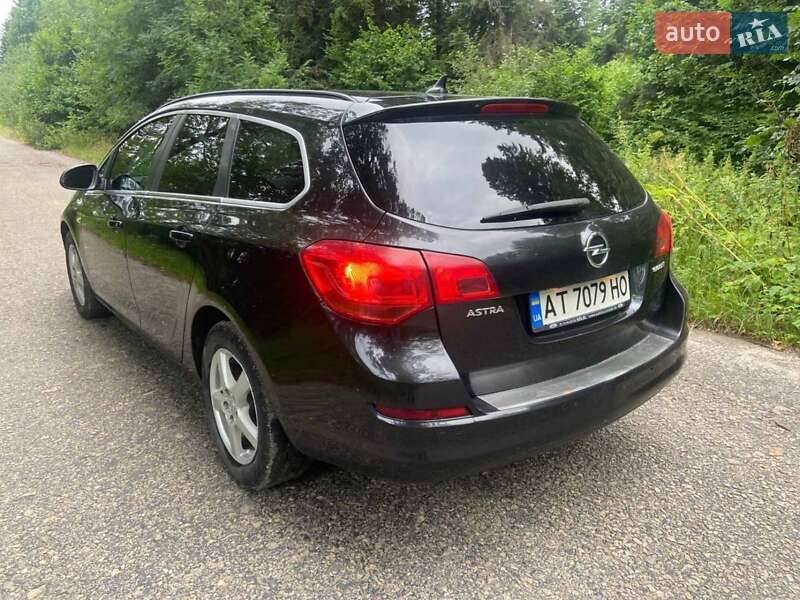 Универсал Opel Astra 2012 в Калуше