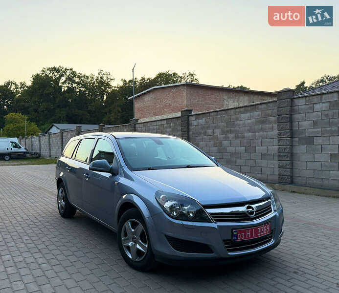 Універсал Opel Astra 2010 в Луцьку