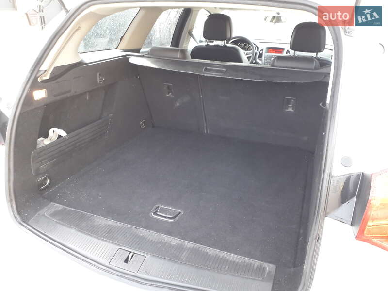 Универсал Opel Astra 2014 в Ужгороде