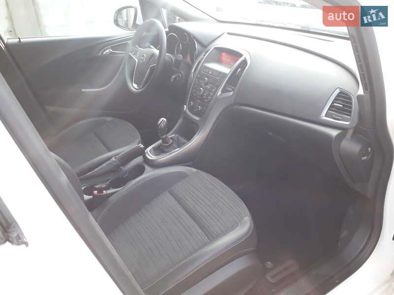 Универсал Opel Astra 2014 в Ужгороде