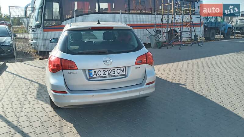 Универсал Opel Astra 2011 в Нововолынске