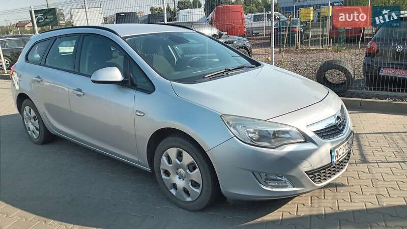 Универсал Opel Astra 2011 в Нововолынске