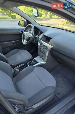 Хэтчбек Opel Astra 2012 в 