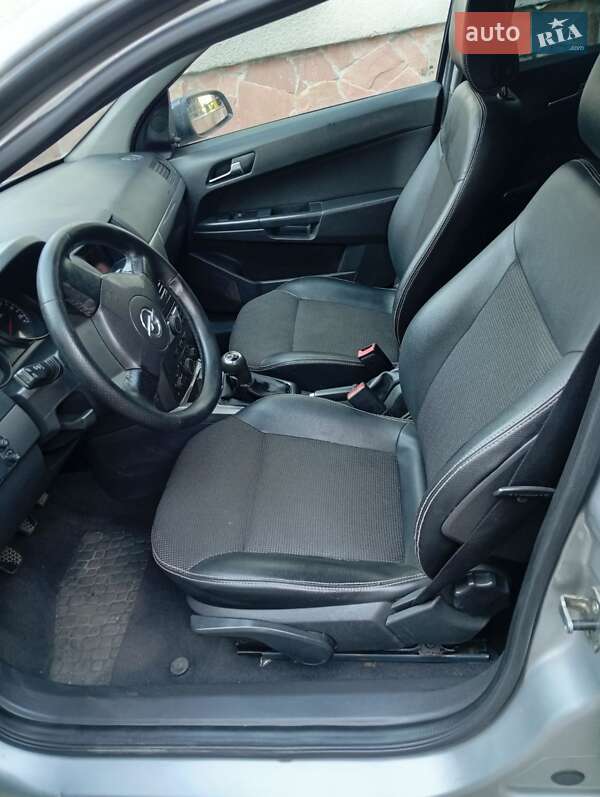 Универсал Opel Astra 2005 в Золочеве