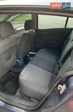 Хэтчбек Opel Astra 2006 в 