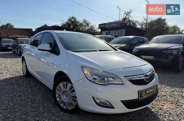 Хэтчбек Opel Astra 2011 в 