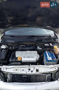 Хэтчбек Opel Astra 2000 в 