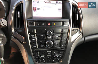 Хэтчбек Opel Astra 2011 в 