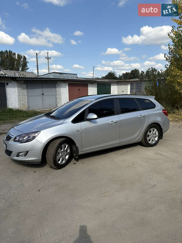 Универсал Opel Astra 2012 в Малине