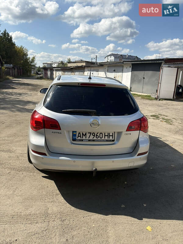 Универсал Opel Astra 2012 в Малине