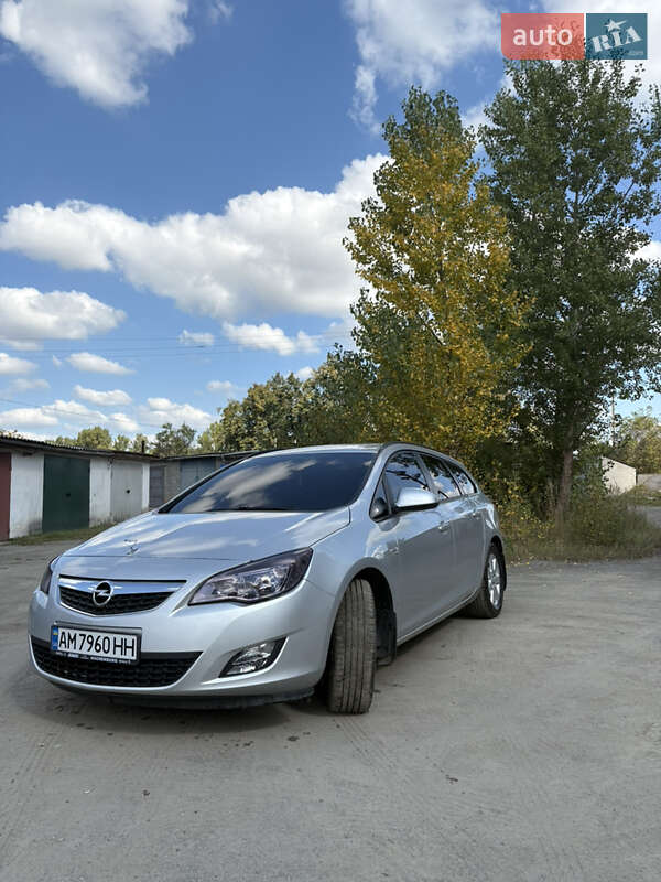 Универсал Opel Astra 2012 в Малине