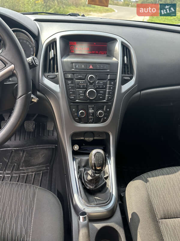 Універсал Opel Astra 2015 в Львові