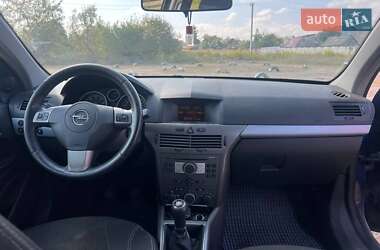 Хэтчбек Opel Astra 2005 в 