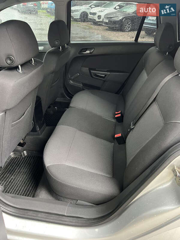 Універсал Opel Astra 2009 в Острозі