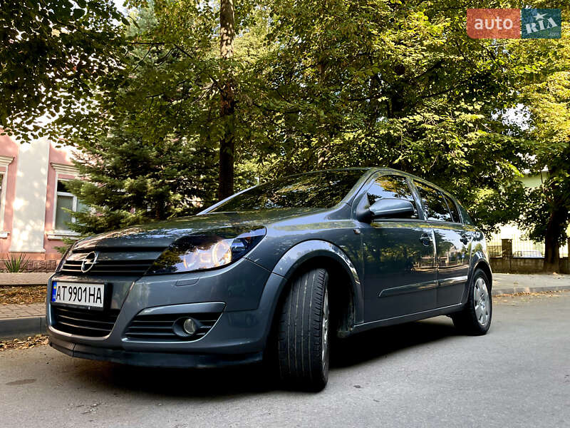 Хэтчбек Opel Astra 2005 в 