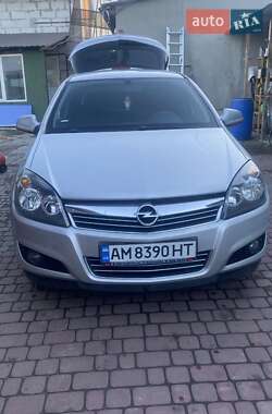 Хэтчбек Opel Astra 2012 в Малине