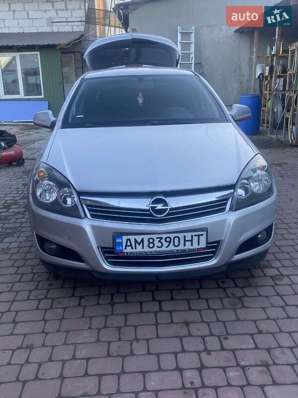 Хэтчбек Opel Astra 2012 в 
