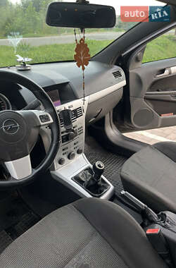 Хэтчбек Opel Astra 2005 в 