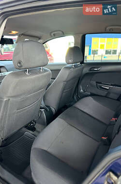 Хэтчбек Opel Astra 2012 в 