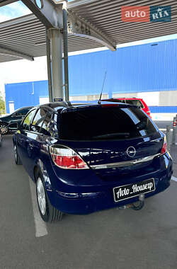 Хэтчбек Opel Astra 2012 в 
