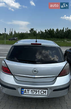 Хэтчбек Opel Astra 2005 в 