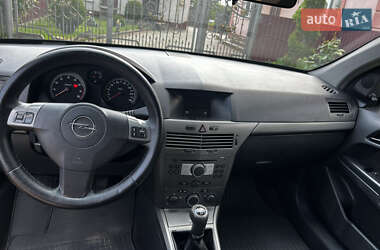 Хэтчбек Opel Astra 2005 в 