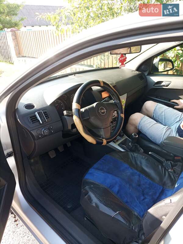 Хэтчбек Opel Astra 2011 в Олевске