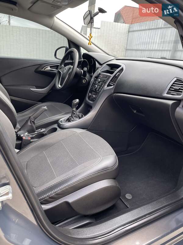 Универсал Opel Astra 2013 в Дрогобыче