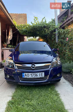 Хэтчбек Opel Astra 2008 в Сваляве