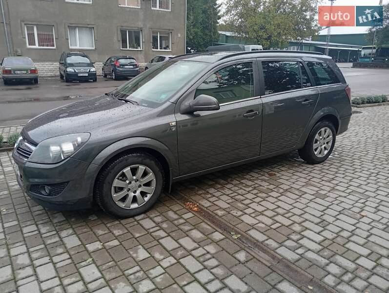 Универсал Opel Astra 2010 в Смыге