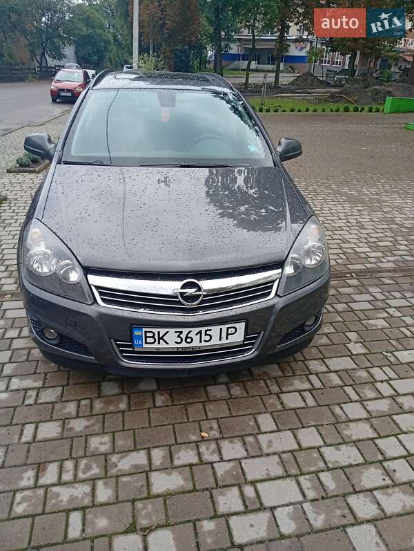 Универсал Opel Astra 2010 в Смыге