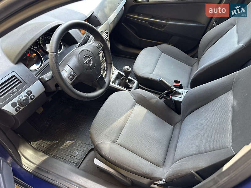 Хэтчбек Opel Astra 2006 в Ромнах