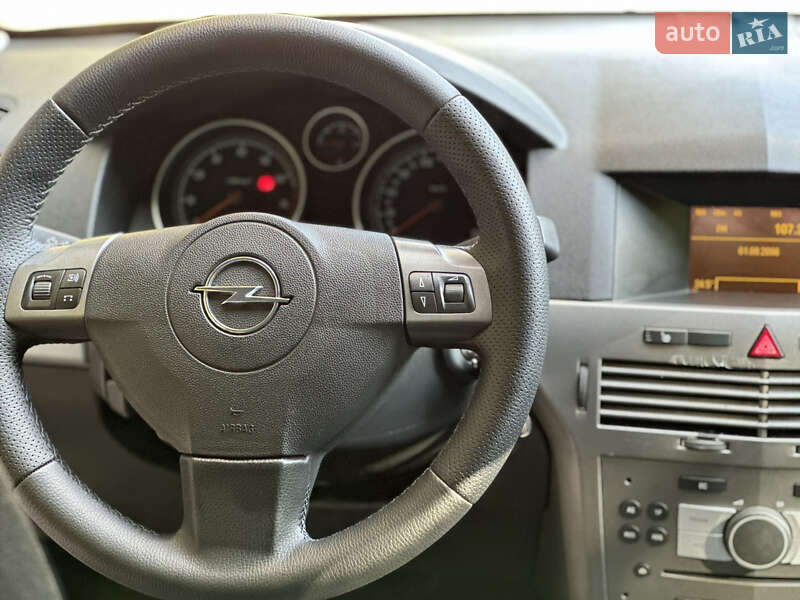 Хэтчбек Opel Astra 2006 в Ромнах